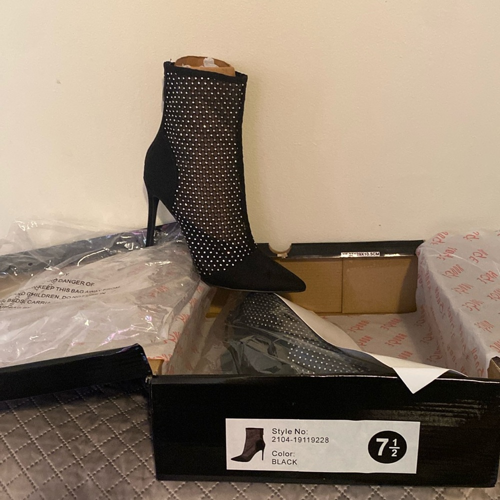 Cute Booties perfect for Holiday party 
Bought 2 pairs the 71/2 was too small